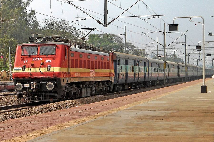 தமிழகம் வழியாக சபரிமலைக்கு சிறப்பு ரயில்கள்