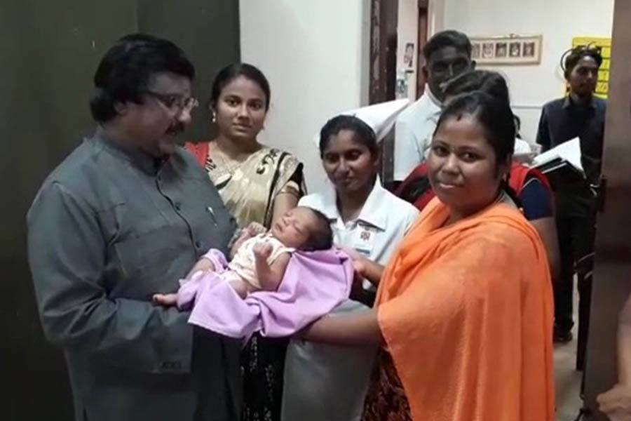 கோவை அரசு மருத்துவமனையில் தூக்கியெறியப்பட்ட குழந்தை தனியார் காப்பகத்தில் ஒப்படைப்பு!