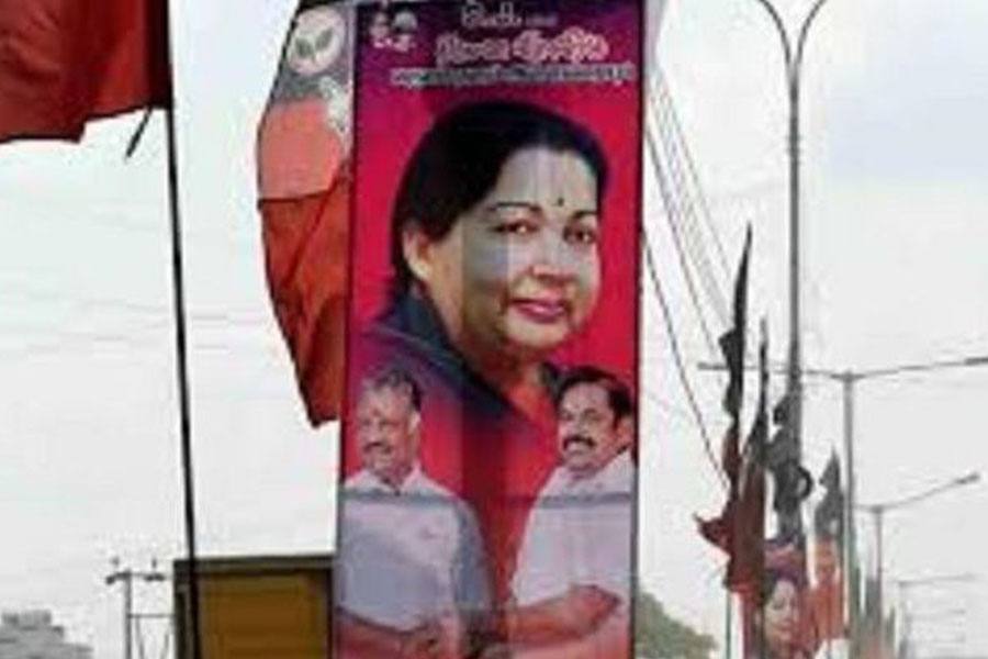 அனுமதியின்றி பேனர்கள், ஒரே நாளில் பதிவு செய்யப்பட்ட நூற்றுக்கணக்கான வழக்குகள்!