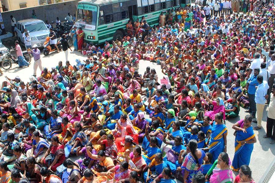 தமிழகம் முழுவதும் 422 ஆசிரியர்கள் பணி இடைநீக்கம்!