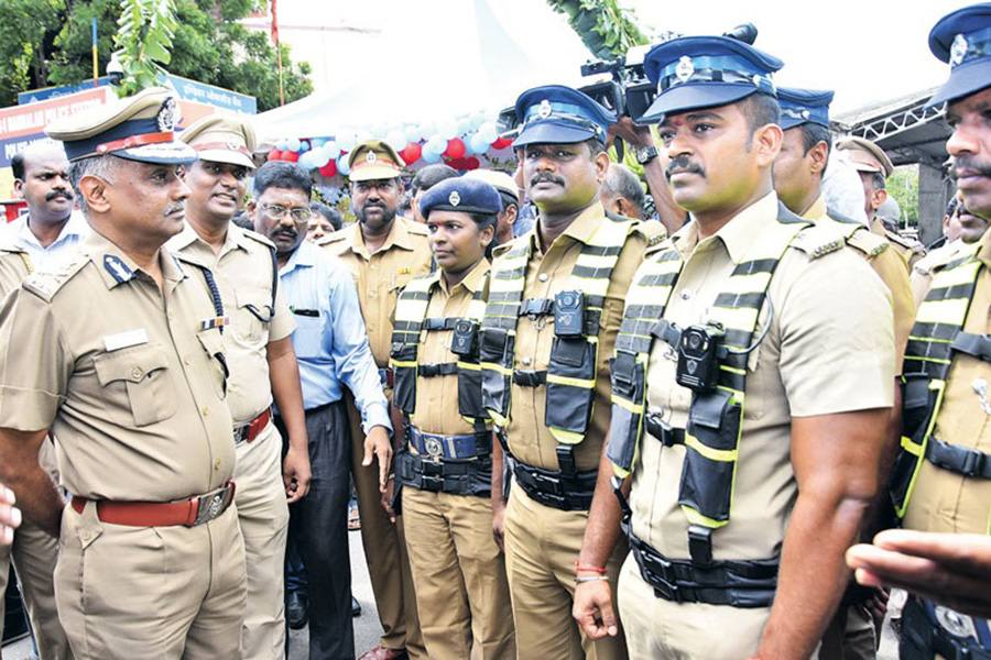 தீபாவளி பண்டிகையை முன்னிட்டு தியாகராயநகரில் பாதுகாப்புக்காக 500 போலீசார் குவிப்பு ஆளில்லா குட்டி விமானம் மூலம் கண்காணிப்பு!
