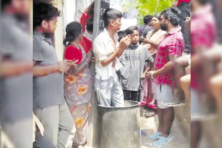 பட்டப்பகலில் வீடு புகுந்து அண்டாவை திருடிய வாலிபரை அந்த அண்டாவுக்குள்லயே நிற்க வைத்து தர்மஅடி கொடுத்த பொதுமக்கள்!