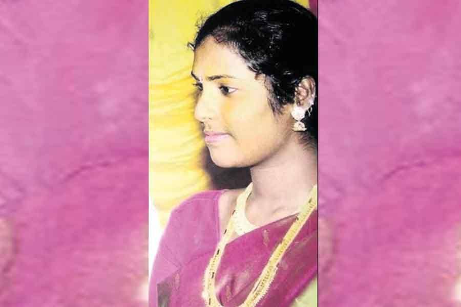 பள்ளி மாணவர்களிடம் தகாத உறவில் ஈடுபட்ட ஆசிரியை போக்சோ சட்டத்தில் கைது!
