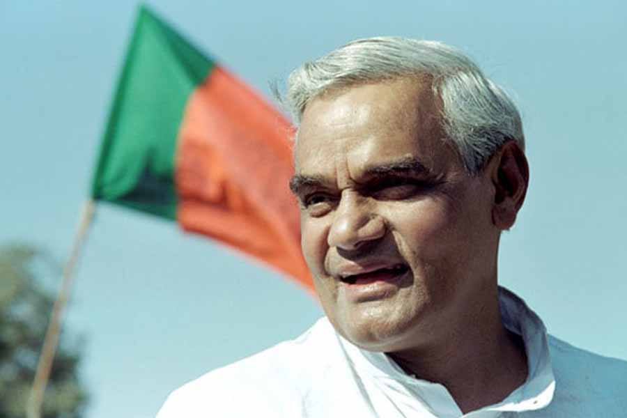 குடியரசுத் தலைவர் ராம்நாத் கோவிந்த் வாஜ்பாயின் முழுஉருவப் படத்தை நாடாளுமன்ற மைய மண்டபத்தில் திறந்து வைத்தார்!