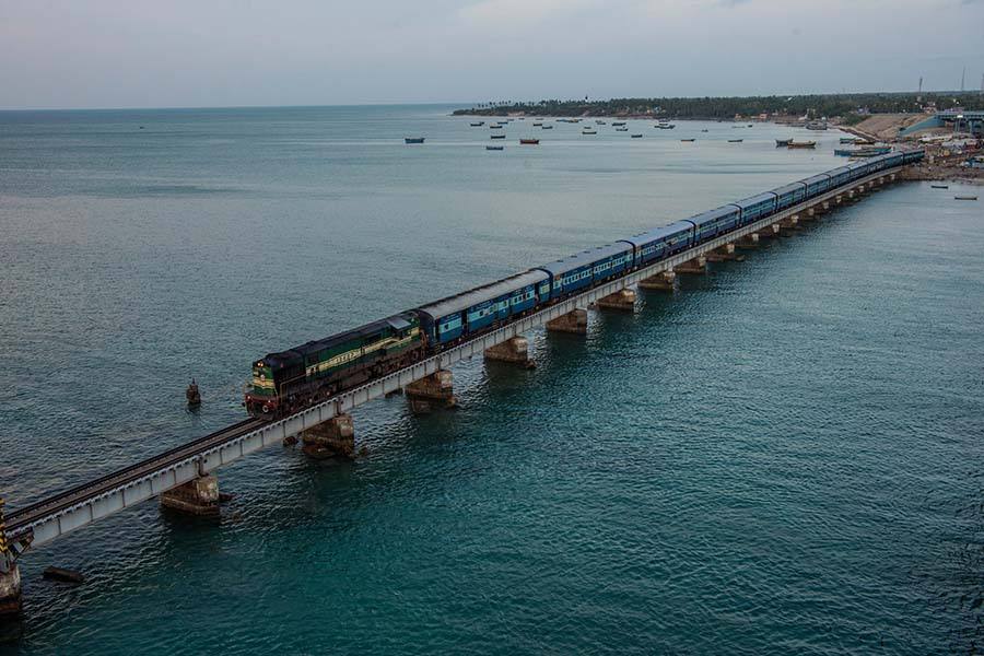 பாம்பன் இரயில் பாலத்தில் விரிசல், தற்காலிகமாக சரி செய்யப்பட்டது