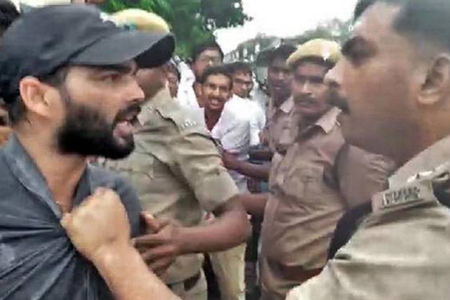போராட்டத்தில் ஈடுபட்ட பயிற்சி மருத்துவர் ஒருவரை கன்னத்தில் அறைந்த காவல்துறை அதிகாரி!