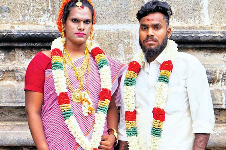 முகநூல் மூலம் திருநங்கையை காதலித்து திருமணம் செய்து கொண்ட வாலிபர்!
