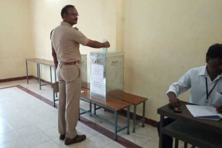சென்னையில், காவல் அதிகாரிகளுக்கான முதற்கட்ட தபால் வாக்குப்பதிவு இன்று நடைபெற்று வருகிறது!.