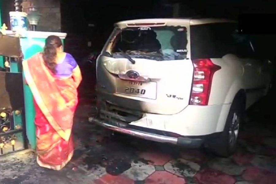 மதுரையில்  பா.ஜ.க கட்சியின் மாநில மகளிரணி தலைவி வீடு மீது குண்டு  வீச்சு!