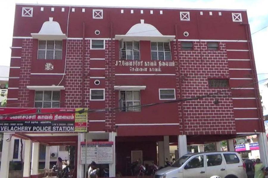 தலைமை காவலரின் மனைவியிடம் தகாத முறையில் நடக்க முயன்ற நபர் கைது! 