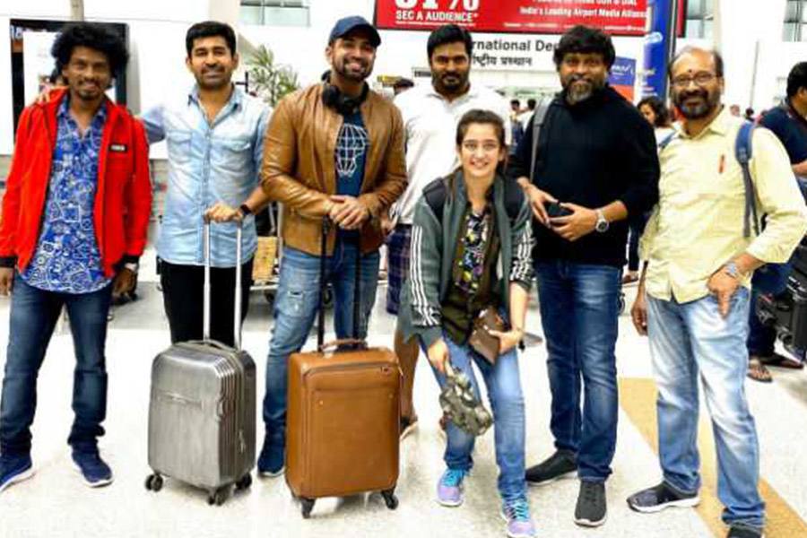 வைரலாகும் அக்னி சிறகுகள் படக்குழுவினர் புகைப்படம்!
