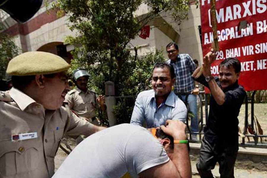 கேரள தலைமைச் செயலகம் அருகே, பாஜகவினரும் கம்யூனிஸ்ட் கட்சியினரும் கடும் மோதல்