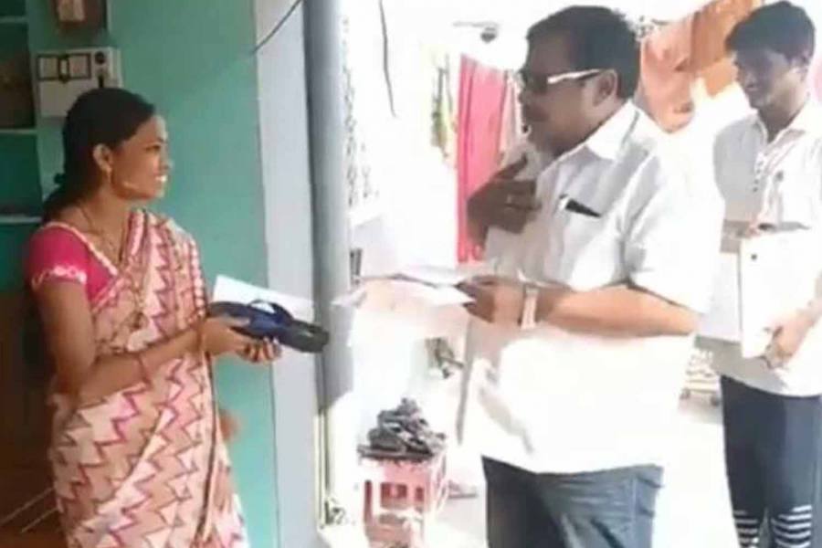 செருப்பால் அடிக்கலாம் தெலுங்கானாவில் வேட்பாளர் நூதன பிரச்சாரம் 