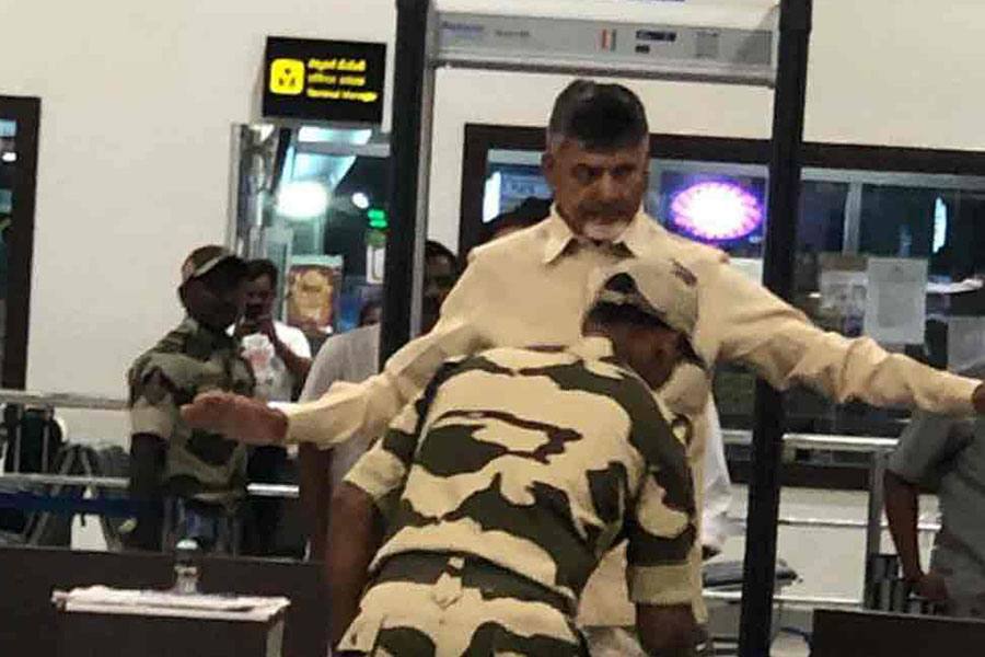 முன்னாள் ஆந்திரா முதல்வர் சந்திரபாபு நாயுடுவிடம் விமான நிலைய பாதுகாப்பு அதிகாரிகள் கெடுபிடி! 
