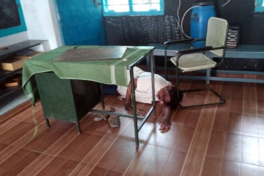 மது போதையில் பள்ளி வகுப்பறையில் மயங்கி விழுந்து கிடந்த இடைநிலைப் பள்ளி ஆசிரியர்!