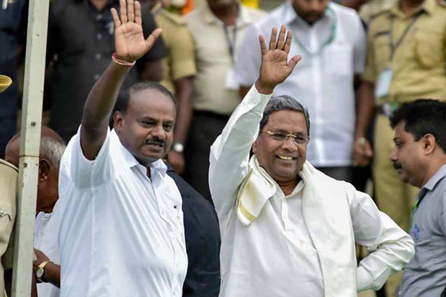 கர்நாடக காங்கிரஸ் MLA-க்களுக்கிடையே அடிதடி, விஜயநகர் தொகுதி எம்.எல்.ஏ படுகாயம்!  