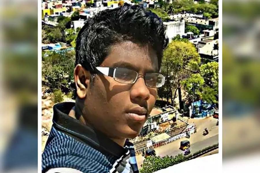நீட் தேர்வில் ஆள்மாறாட்டம் செய்த விவகாரத்தில் தேடப்பட்டு வந்த உதித் சூர்யா குடும்பத்தினருடன் கைது!