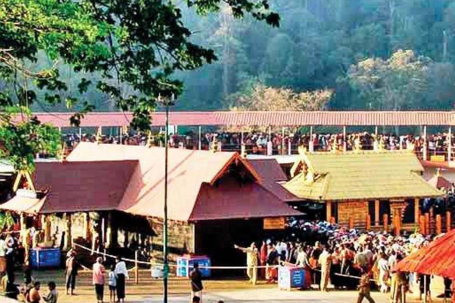 சபரிமலை விவகாரம் : தேவஸ்தான போர்டு முன்னாள் தலைவர் கோர்ட்டில் மனு