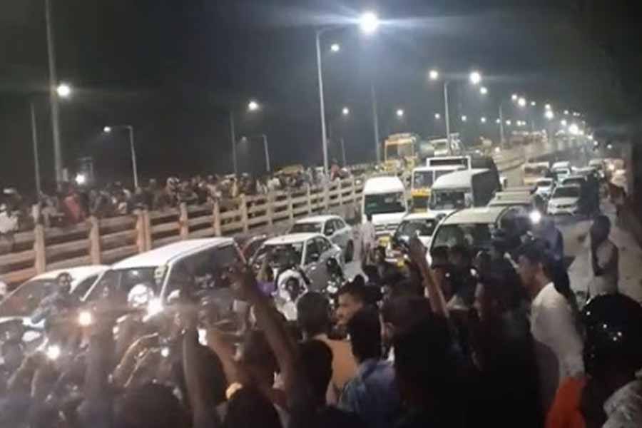டாக்சி ஓட்டுநரை தாக்கிய போலீசாரை கண்டித்து சாலை மறியல்!