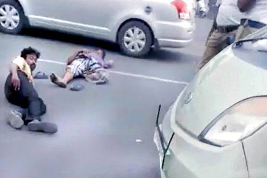 கோவையில் வாகன சோதனை செய்த போலீசாருடன் மதுபோதையில் 2 வாலிபர்கள் தகராறு - வைரலான வீடியோ!