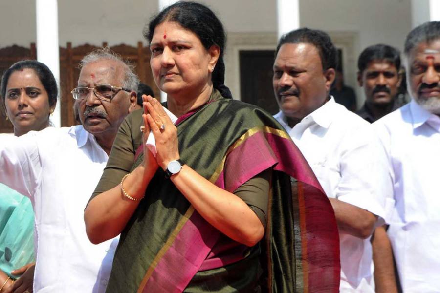 அ.ம.மு.க பொதுச்செயலாளர் சசிகலாவிடம், வருமான வரித்துறை அதிகாரிகள் இன்று பெங்களூரு சிறையில் விசாரணை