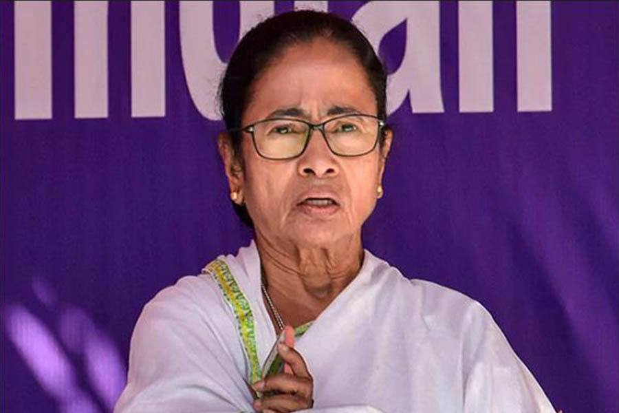 ஃபானி புயல், முன்னெச்சரிக்கை நடவடிக்கையாக காரணமாக பிரசாரங்களை ரத்து செய்தார் மம்தா!