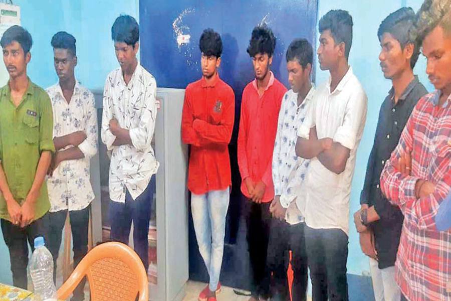 சென்னை கலெக்டர் அலுவலகம் அருகே பயங்கர ஆயுதங்களுடன் கல்லூரி மாணவர்கள் மோதல்; 9 பேர் கைது!