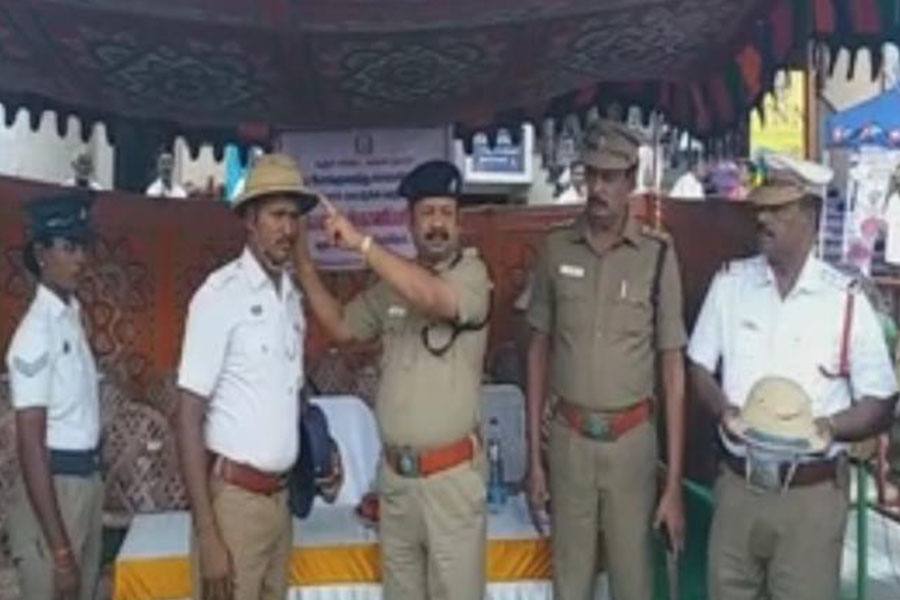 வெயிலின் தாக்கத்திலிருந்து தங்களை தற்காத்து கொள்ள மாநகர போக்குவரத்து காவலர்களுக்கு, சோலார் தொப்பிகள் அறிமுகம்!
