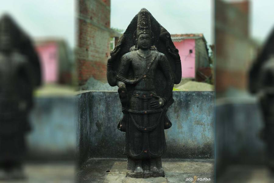 வெயிலும், மழையும் வதைக்கும் எட்டாம் நூற்றாண்டின் விஷ்ணு சிலை!