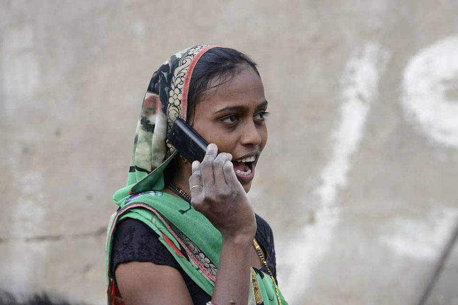 திருமணமாகாத பெண்கள் செல்போன் பயன்படுத்த தடை!