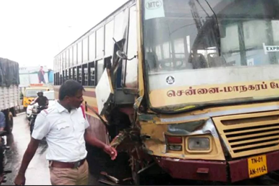 சென்னை நந்தனத்தில் அரசுப்பேருந்து மீது இருசக்கர வாகனம் மோதி விபத்து.- 2 பெண்கள் சம்பவ இடத்திலேயே சாவு!