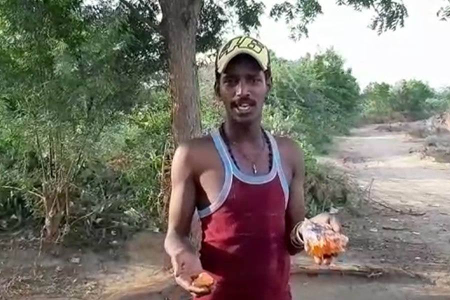 கஞ்சா பொட்டலத்தை வைத்துக் கொண்டு, தான் கஞ்சா விற்பதாக பகிரங்கமாக கூறும் ரவுடி, வீடியோ வைரலாகியுள்ளது!