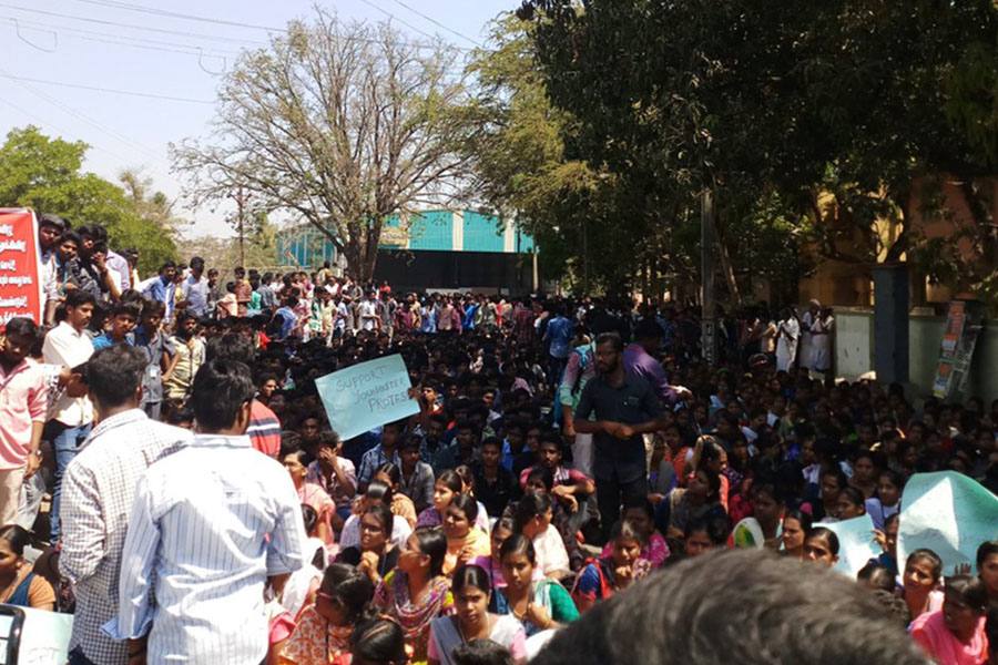 பொள்ளாச்சி சம்பவம்: வகுப்புகளை புறக்கணித்து கல்லூரி மாணவர்கள் போராட்டம்!