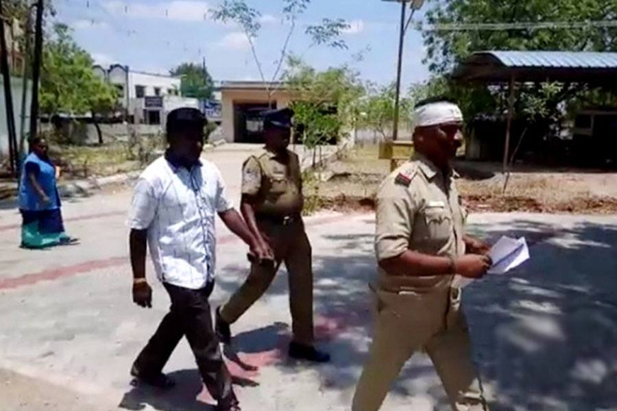 காவல்நிலையத்துக்குள் புகுந்து தாக்குதல் - ஆய்வாளரின் தலையில் பலத்த காயம்!