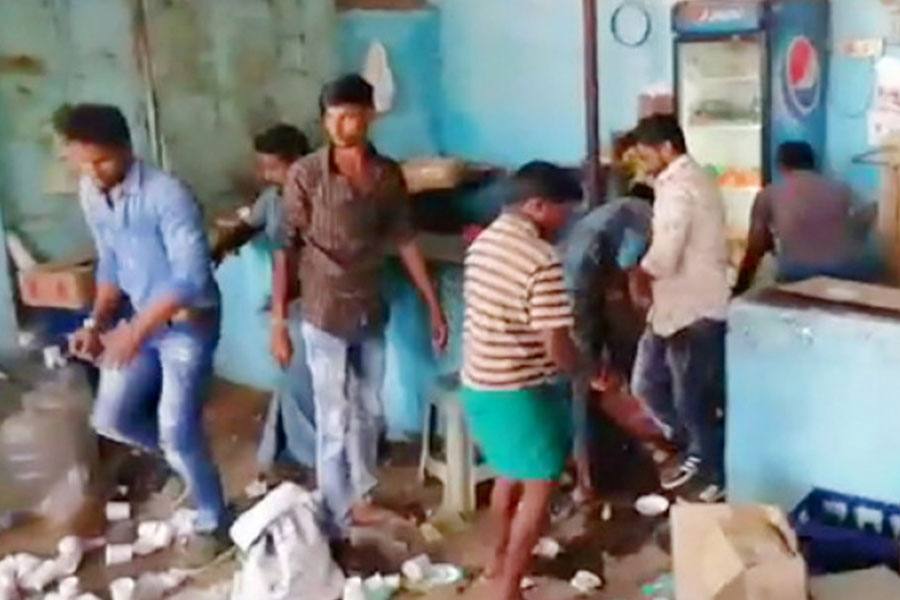 பொள்ளாச்சி விவகாரம், பார் நாகராஜனின் மதுபான விடுதி சூறை!