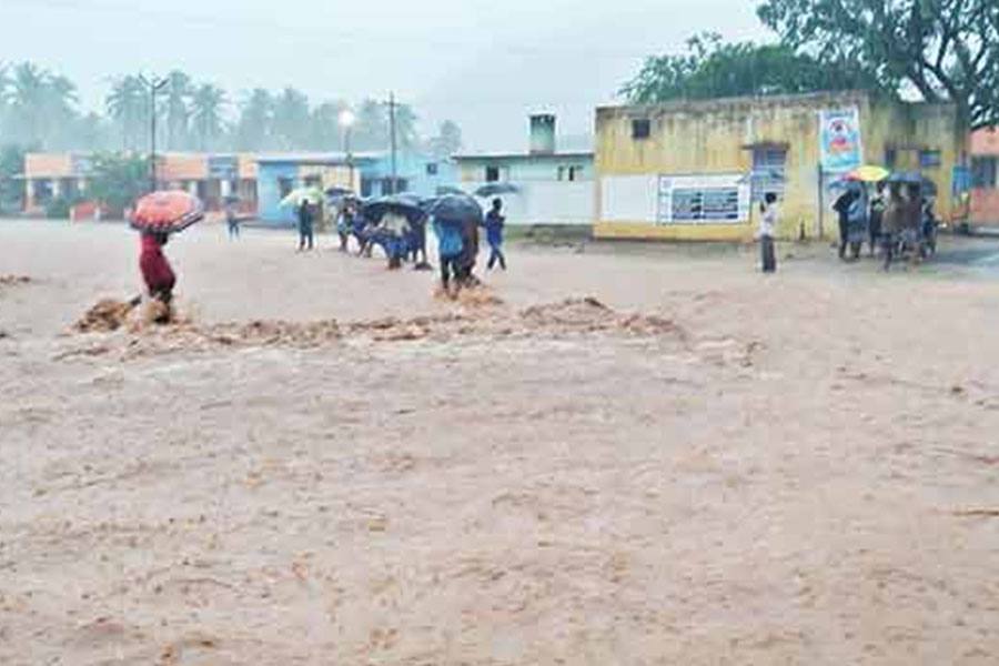 வேலூரில் 110 வருடத்தில் இல்லாத அளவிற்கு கொட்டி தீர்த்த மழை : தூக்கத்தை தொலைத்து வீடுகளை விட்டு வெளியேறிய மக்கள்! 