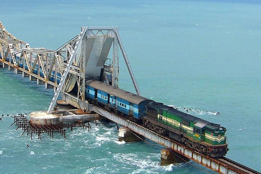 சூறைக்காற்று காரணமாக பாம்பனில் நிறுத்தப்பட்ட எக்ஸ்பிரஸ் ரயில்!
