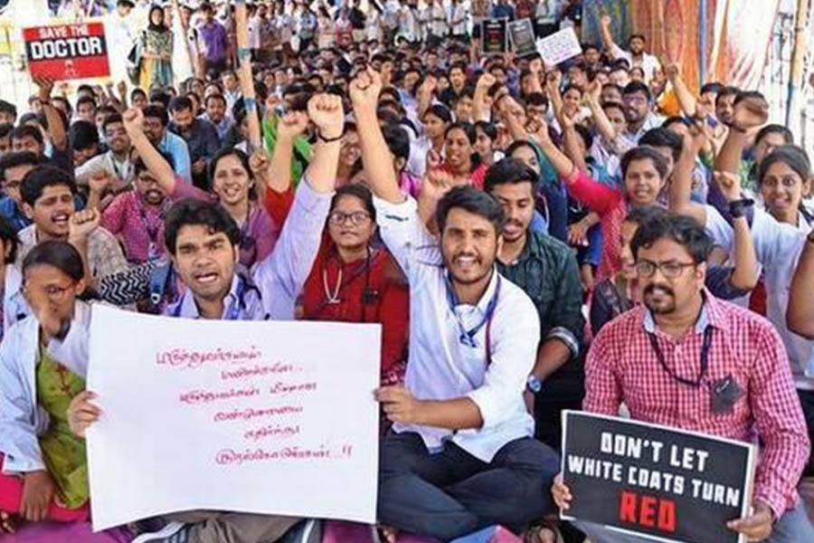 மேற்கு வங்க மாநிலத்தில் மருத்துவர்கள் நடத்தி வந்த போராட்டம் வாபஸ்!