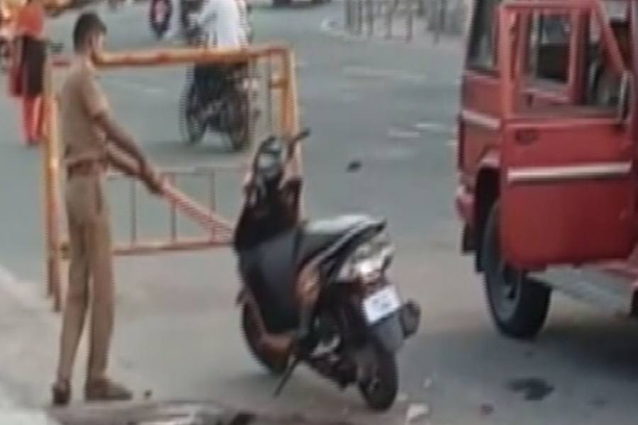 சென்னையில், இருசக்கர வாகனத்தை ரோந்து காவலர் தாக்கும் காட்சி: சமூக வலைதளத்தில் வெளியாகி பரபரப்பு!