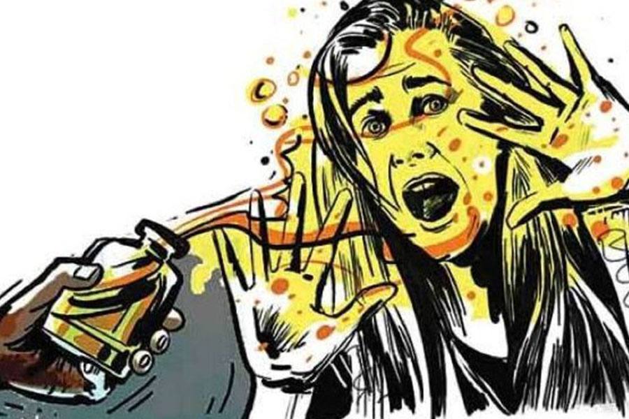 மாணவி மீது சக மாணவர் ஆசிட் வீச்சு!