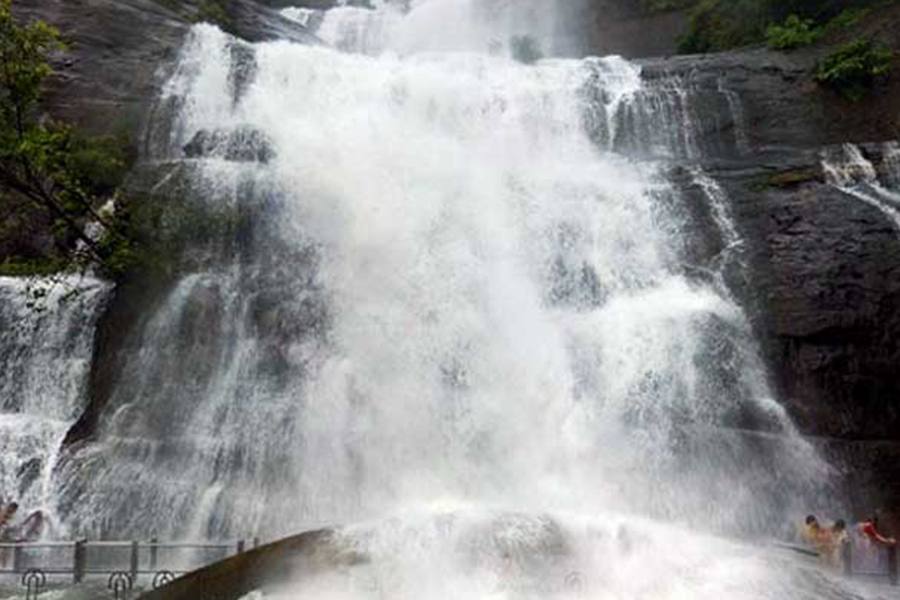 தொடர் மழை காரணமாக குற்றால அருவியில் சுற்றுலா பயணிகள் குளிக்க தடை!.