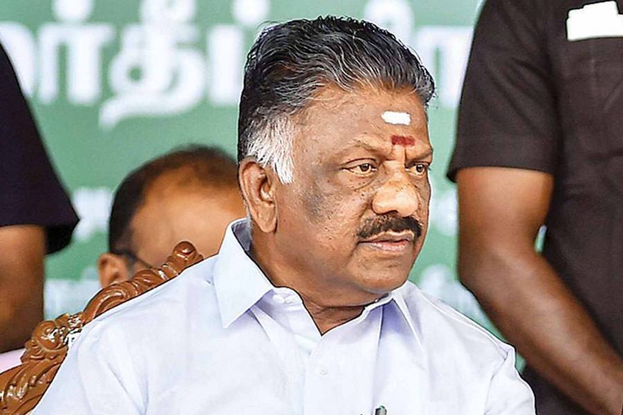 தமிழக இடைத்தேர்தல் குறித்து அதிமுக தலைமை இன்று ஆலோசனை