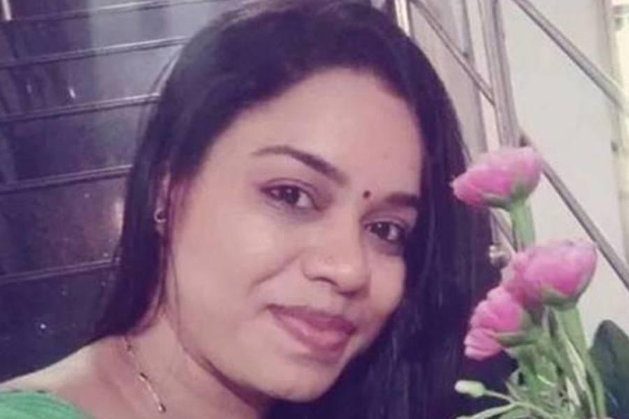 கேரளாவில் போக்குவரத்து காவலர் ஒருவர் பெட்ரோல் ஊற்றி தீ வைத்ததில், சக பெண் காவலர் பரிதாப சாவு!