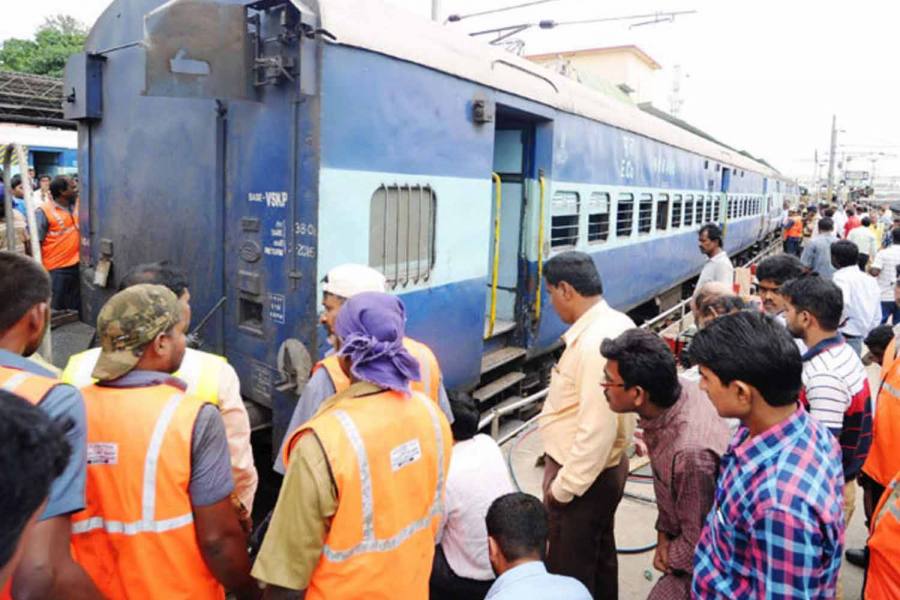 சென்னை மங்களூரு விரைவு ரயில் சோரனூர் அருகே தடம்புரண்டு விபத்து!