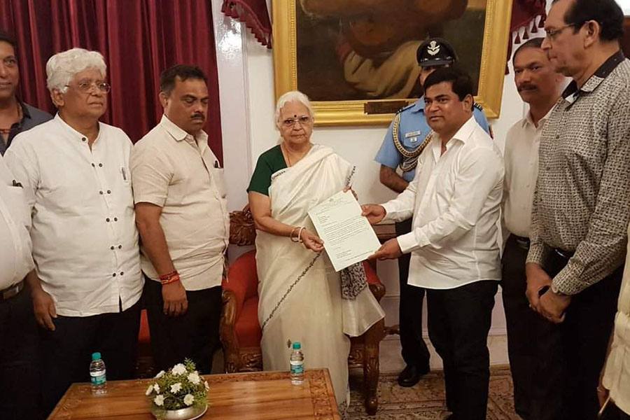 காங்கிரஸ் கட்சி, கோவாவில் ஆட்சியமைக்க உரிமை கோரி கோவா ஆளுநருக்கு கடிதம்!