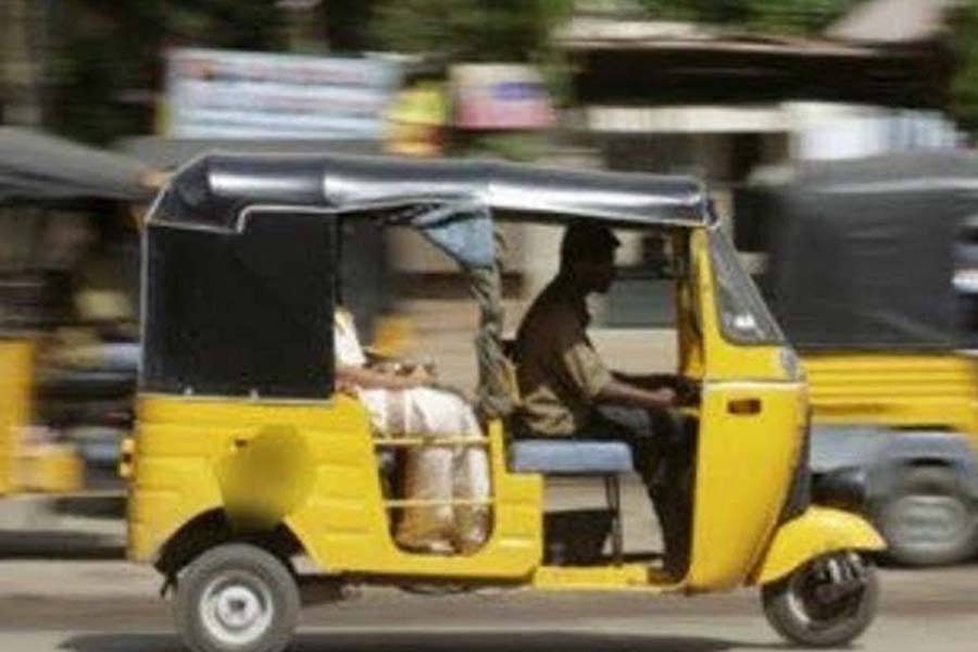 ஓடும் ஆட்டோவில் பெண்ணிற்கு பாலியல் தொந்தரவு கொடுத்த ஓட்டுனருக்கு பொதுமக்கள்  அடி உதை! 