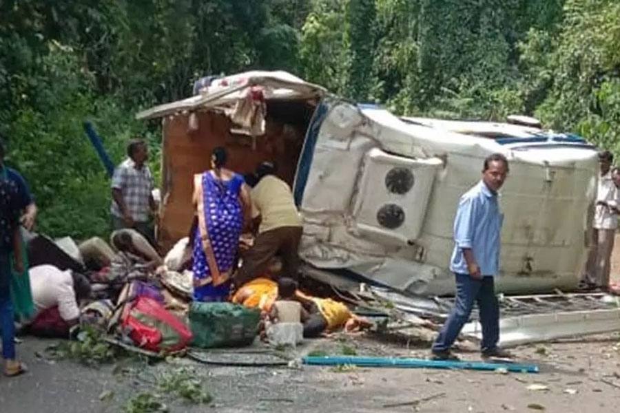 ஆந்திராவில் சுற்றுலா பேருந்து கவிழ்ந்து விபத்து: 8 பேர் பலி
