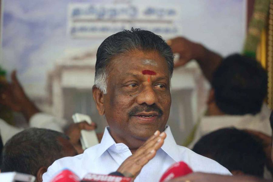 முதல் மதிப்பெண் எடுக்கும் மாணவர்களுக்கு சொந்த செலவில் தங்கப்பதக்கம் : துணை முதல்வர்