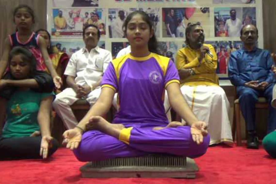 ஆணி படுக்கையில் 1 மணி நேரம் அமர்ந்து பத்மாசனம் - சென்னை மாணவி சாதனை!