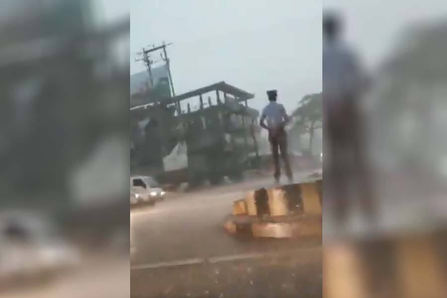 ஒரே இரவில் சமூக வலைத்தளங்களில் ஹீரோவான போக்குவரத்து காவலர்!